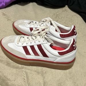 Brand new shoes! I was gifted these a few years ago but was the wrong size):
